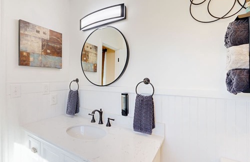 Converse Casa | Renovated Upcountry home with sun room, fireplace, & central AC