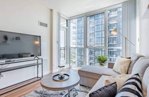 Hurontario Condominio | ELEGANT 1+DEN CONDO, PARKING, BALCONY, CITY VIEW