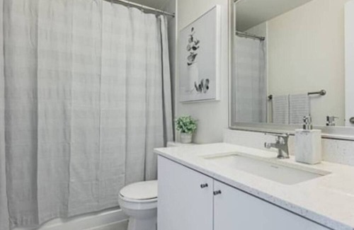 Hurontario Condominio | ELEGANT 1+DEN CONDO, PARKING, BALCONY, CITY VIEW