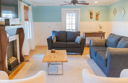 Boynton Casa | 4 bedroom, 1.5 bath, mountain views!