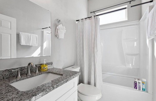 Mid-City Casa | Enormous Colorful New 6br Pad w/ Parking