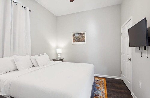 Mid-City Casa | Enormous Colorful New 6br Pad w/ Parking
