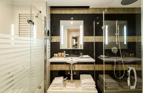 Bahía de San Antonio Complejo | All inclusive swim up studio at family friendly Ibiza resort