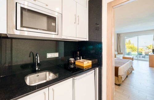 Bahía de San Antonio Complejo | All inclusive swim up studio at family friendly Ibiza resort