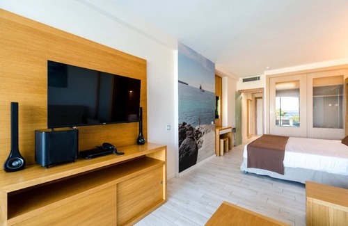 Bahía de San Antonio Complejo | All inclusive swim up studio at family friendly Ibiza resort