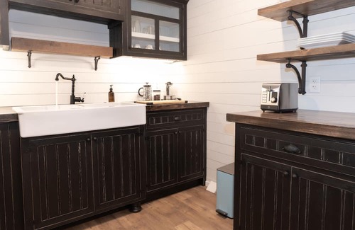 Tappen Apartamento | Cozy lower level suite with King bed, just outside of Salmon Arm!