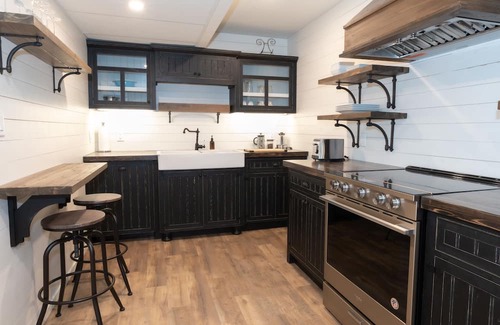 Tappen Apartamento | Cozy lower level suite with King bed, just outside of Salmon Arm!