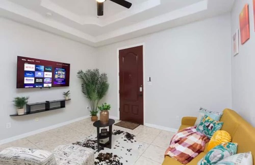 Edinburg Apartamento | Urban Elegance Private/Gated 1BR