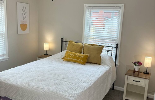 Granite City Casa | Cheerful & Warm Remodeled Two Bedroom Cottage at Wilson Park.