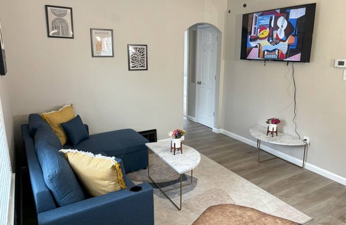 Granite City Casa | Cheerful & Warm Remodeled Two Bedroom Cottage at Wilson Park.