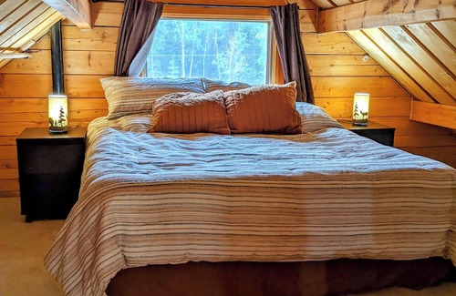 Meadow Lakes Cabina | Classic Alaskan Log Cabin on Lake, Sleeps 5 - 7
