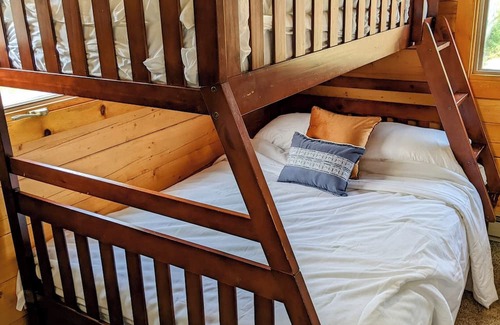 Meadow Lakes Cabina | Classic Alaskan Log Cabin on Lake, Sleeps 5 - 7