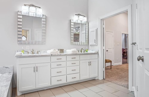 Garland Casa | Cozy 4-Bdrm Retreat w/ BBQ and Firepit - Ideal for Lrg Grps and Outdoor Living