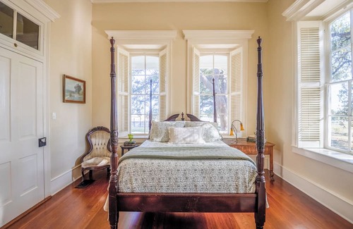 Lampasas Otro | Charming farmhouse with 4 bedrooms and breathtaking views on a quiet ranch.