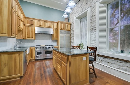 Lampasas Otro | Charming farmhouse with 4 bedrooms and breathtaking views on a quiet ranch.