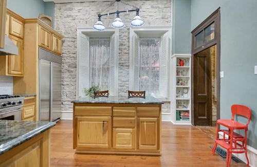 Lampasas Otro | Charming farmhouse with 4 bedrooms and breathtaking views on a quiet ranch.