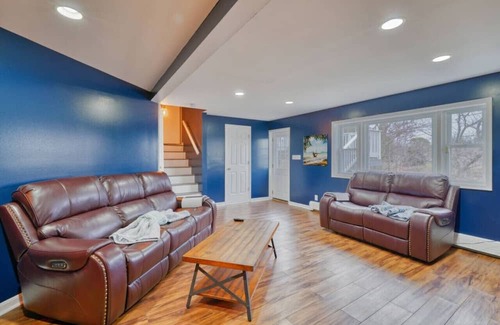 Glen Burnie Casa | 315) Waterfront with Hot Tub!