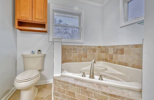 Glen Burnie Casa | 315) Waterfront with Hot Tub!