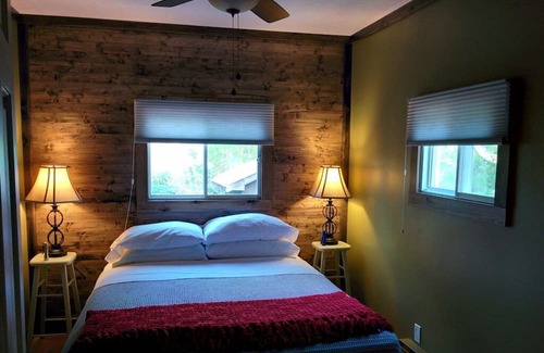 Port Albert Cabaña | Lake Street Cottage in Port Albert is ideal for a quiet, relaxing vacation.