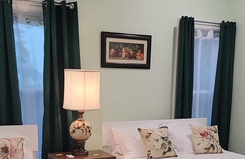 Titusville Cama Y Desayuno | Great solar eclipse viewing! Beautiful room, 2 queen beds & private bath.