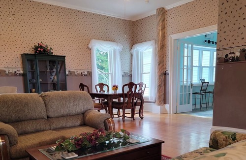 Titusville Cama Y Desayuno | Great solar eclipse viewing! Beautiful room, 2 queen beds & private bath.