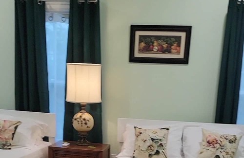 Titusville Cama Y Desayuno | Great solar eclipse viewing! Beautiful room, 2 queen beds & private bath.