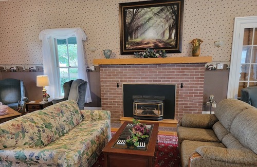 Titusville Cama Y Desayuno | Great solar eclipse viewing! Beautiful room, 2 queen beds & private bath.