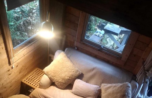 Penrhyn Bay Cabina | Hills above and sea below - The Crow's Nest 🐦‍⬛