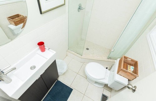Trinity - Bellwoods Casa | Unique 3 BR House in Trendy Queen West - Sleeps 6!