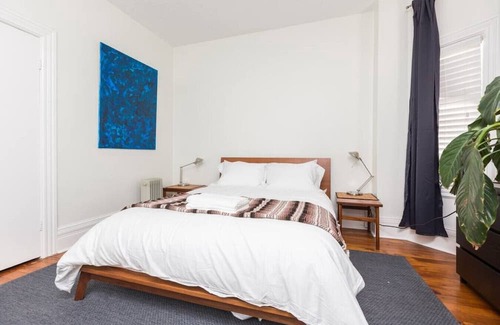 Trinity - Bellwoods Casa | Unique 3 BR House in Trendy Queen West - Sleeps 6!
