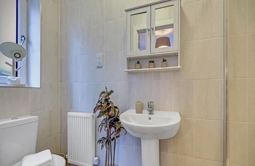 Bletchley Casa | Pass the Keys | Lakeview Gem Home