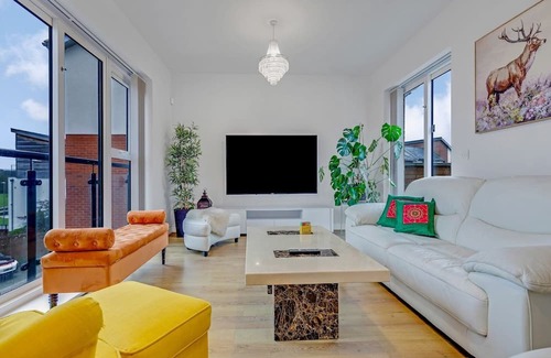 Bletchley Casa | Pass the Keys | Lakeview Gem Home
