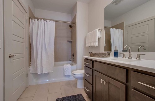 Nashville Apartamento | New* East Nash - King Bed, Short Drive to Dwntwn!