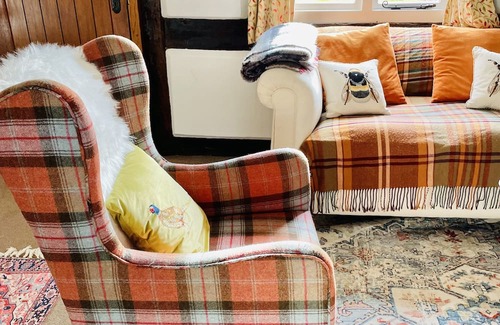 Whitbourne Cabaña | Log Burner and Beamed Ceilings-King size Bed