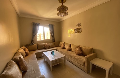 Menara Apartamento | Modern Retreat 5 Minutes from the RAK