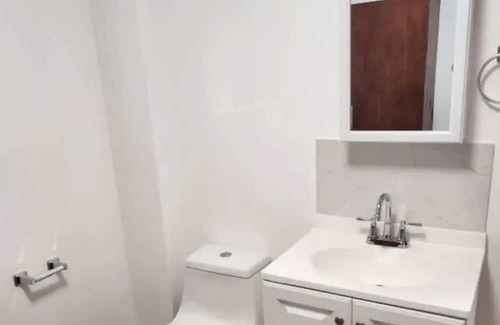 Pacific Heights Apartamento | Studio 6. Very clean.