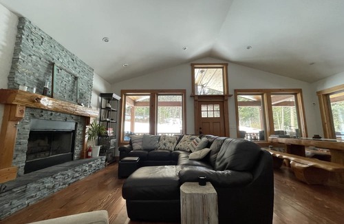 Squamish-Lillooet Regional District Cabina | Cozy mountain cabin retreat steps to trails and beautiful Gun Lake.