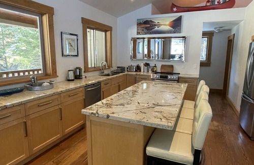 Squamish-Lillooet Regional District Cabina | Cozy mountain cabin retreat steps to trails and beautiful Gun Lake.