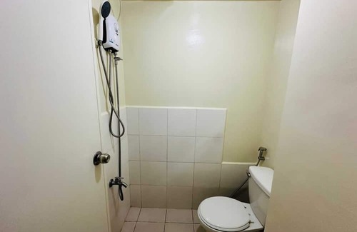 Highway Hills Condominio | Minimalist Condo with Unli Wifi-Netflix