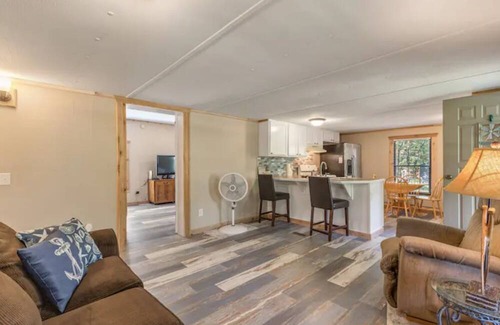 Hulbert Casa | Charming 4-bedroom house with AC and WiFi in pleasant Hulbert..