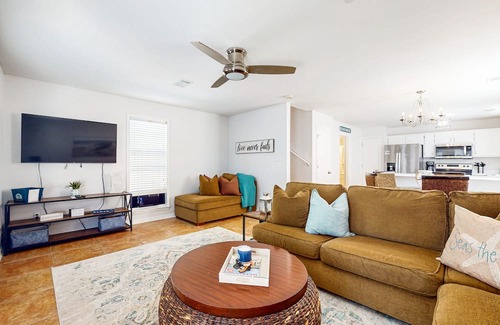 Gulfview Heights Casa | Delightful beach getaway near the shore with balcony & large yard - dog-friendly