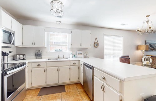 Gulfview Heights Casa | Delightful beach getaway near the shore with balcony & large yard - dog-friendly
