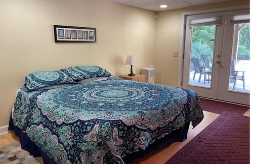 Semora Casa | Lakefront with Pool-Ideal getaway for family, friends or co-workers