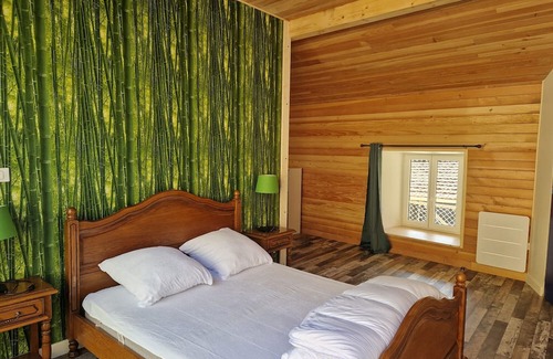 Vollore-Ville Casa | Holiday Home 'Gîte Des Catalpas' with Private Terrace, Private Garden and Wi-Fi