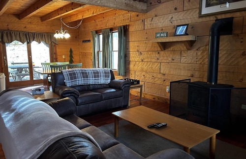 Alpine Lake Cabina | There is nothing like getting cozy at the Cozy Cabin!!! An amazing 3 bedroom cabin open year round.