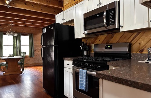 Alpine Lake Cabina | There is nothing like getting cozy at the Cozy Cabin!!! An amazing 3 bedroom cabin open year round.