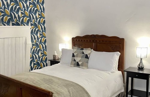 Tusson Cama Y Desayuno | Maison Dix has two elegant, charming guests rooms in Tusson.