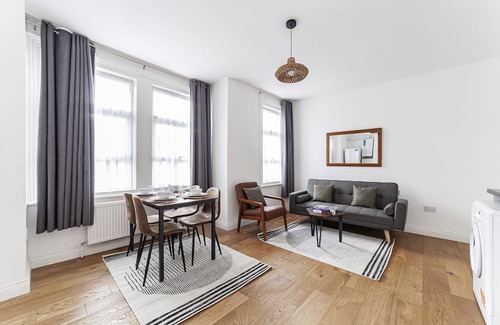Mapesbury Casa | Modern 5-Bedroom Oasis with Free Parking: Stylish Retreat in Prime Location