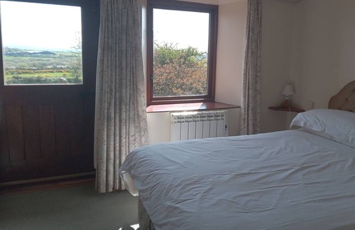 Goodwick Cabaña | Remote Cottage. Panoramic Views & Skies. Fresh Air. Wonderful for families.