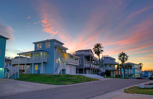Sand Point Casa | Holiday Beach House by AvantStay | Pool + Beach